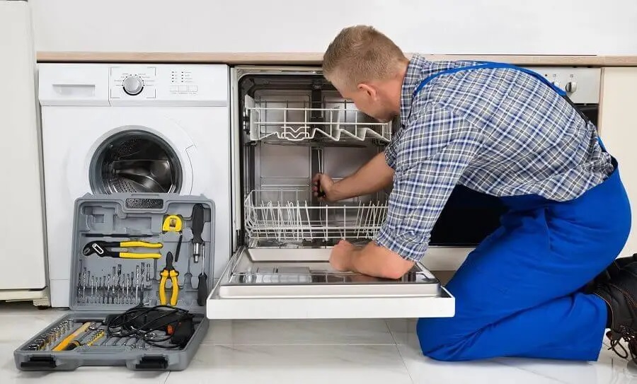Gölbaşı Electrolux servisi teknisyen ekibi beyaz eşya tamiri yaparken